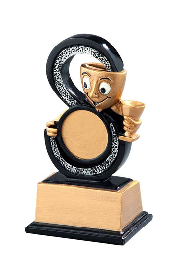 Eine Trophäe Sonstiges 110 mm PK738624-62589 mit metallischem Finish, die eine Comicfigur zeigt, die einen großen Kreis hält, auf einem schwarz-goldenen Sockel, ist eine perfekte Auszeichnung oder ein perfektes Geschenk.